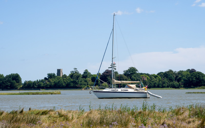 Yacht sailing on the river Alde yachy sailing on the river alde aldeburgh